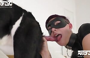 Cô gái đụ con chó của mình một cách hư hỏng